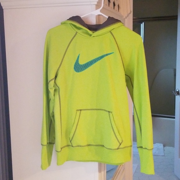 Nike Tops - Nike therma fit sweatshirt